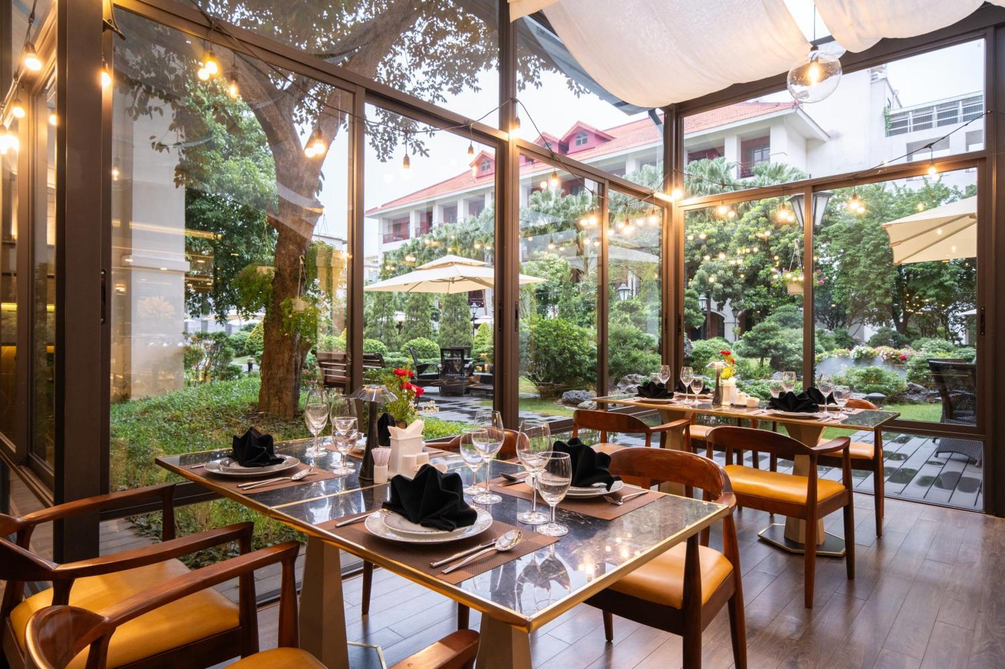 Senna Hue Hotel מראה חיצוני תמונה The restaurant's interior