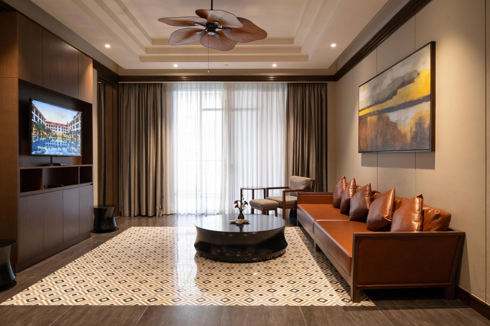 Senna Hue Hotel מראה חיצוני תמונה A living room with a ceiling fan