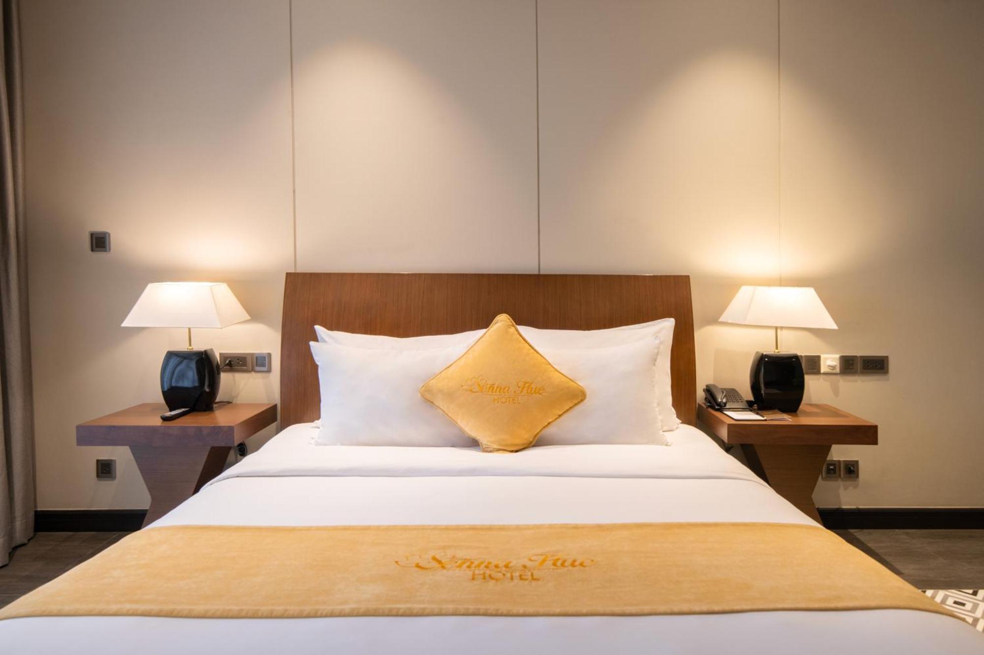 Senna Hue Hotel מראה חיצוני תמונה A bedroom at the Shangri-La Hotel, Kuala Lumpur