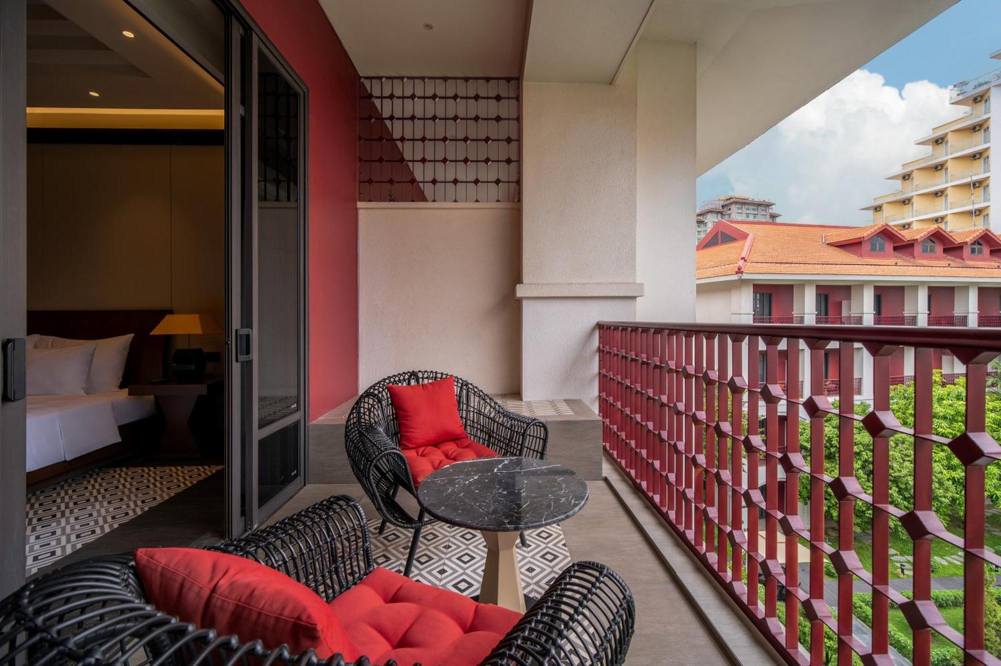 Senna Hue Hotel מראה חיצוני תמונה A balcony at the hotel